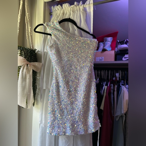 Lucy in the Sky Small Mini One Shoulder Iridescent White Sequin Homecoming NWOT - Picture 3 of 3